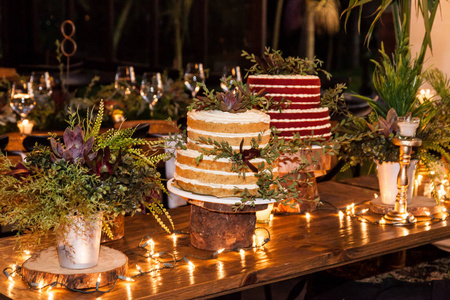 两个蛋糕为婚礼庆祝在晚上
