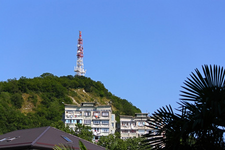 电信塔和山区建筑