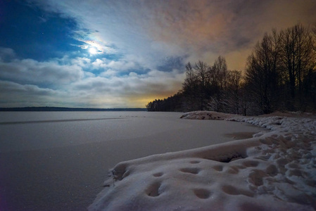 冬天夜风景与月亮