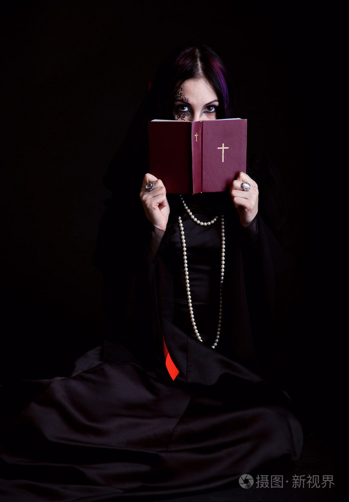 哥特式女孩带着圣经