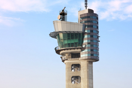 在暴风雨的天气里，机场的空中交通管制塔。
