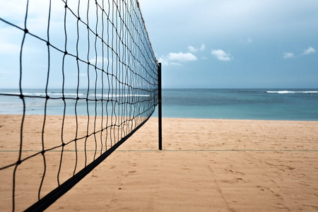 热带岛屿沙滩上的排球网