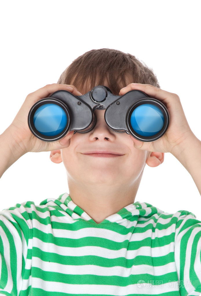 男孩拿着望远镜