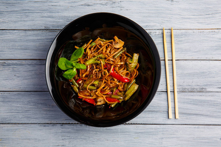 传统的中国菜，对圆板，米饭，面条，绿色卷心菜，炒的蔬菜
