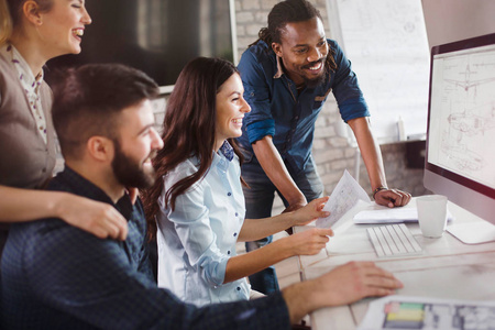 年轻的设计师作为团队工作照片