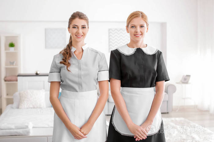 房间里漂亮的服务员