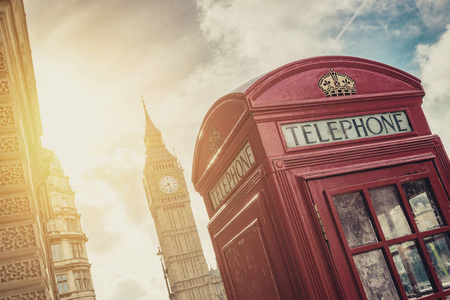 传统的红色电话亭与大本在伦敦的夏天的一天。网站和杂志布局的理想选择