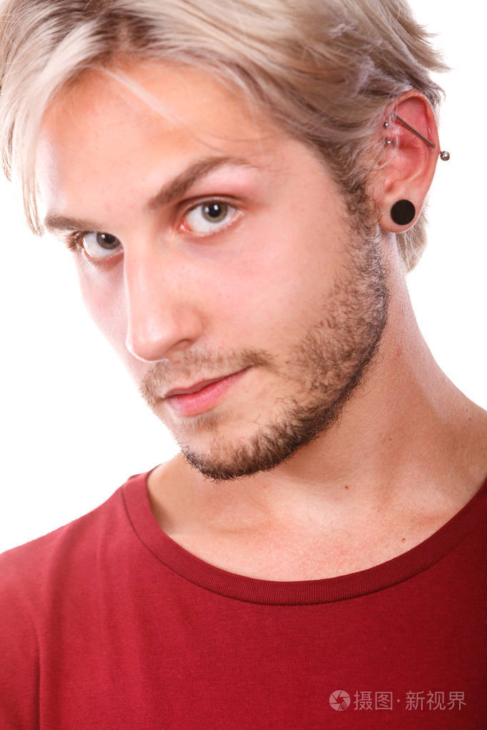 小男孩用刺耳的和时髦发型