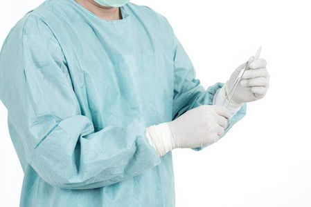 中国外科医生在40s 中用口罩,头发帽,手套,外科医生布隔离成白色.