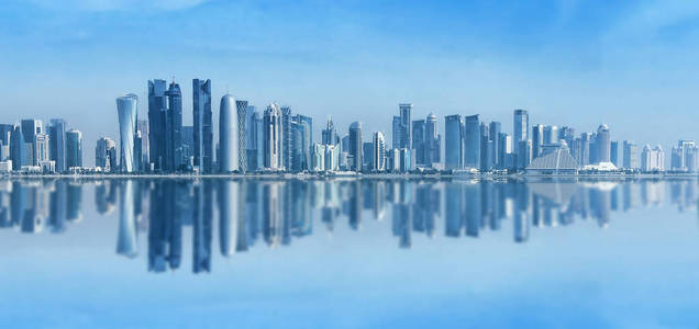 从西湾的多哈金融中心全景。多哈是一个位于波斯湾沿岸的城市, 是阿拉伯卡塔尔首都和最大城市, 全景风景