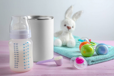 婴儿配方奶粉的奶瓶图片