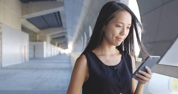 在室外使用手机的女人