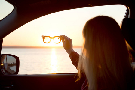 看着车窗外图片