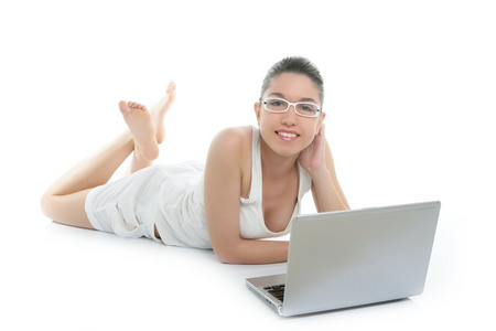 美丽的女人在用白色笔记本电脑