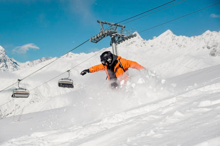滑雪在五彩缤纷的运动衫上驰骋雪山