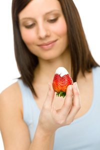 健康的生活方式女人吃草莓图片