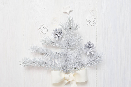 样机圣诞白树和锥。Flatlay 在白色木背景, 与地方为您的文本