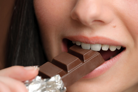 巧克力，女人咬糖