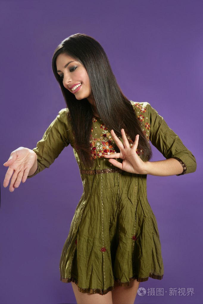 美丽的印度年轻的黑发女人摆手