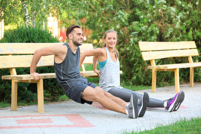 在公园里做运动的青年男女