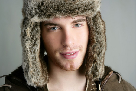 时尚年轻人的冬毛帽肖像