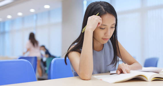 在大学校园做作业的学生照片