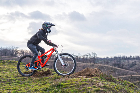自行车骑山地车, 自由空间为您的文本照片