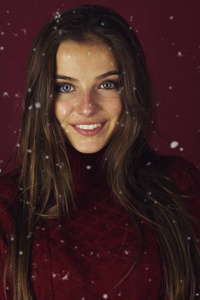惊人的少女女孩在红色的背景, 冬季风格模型
