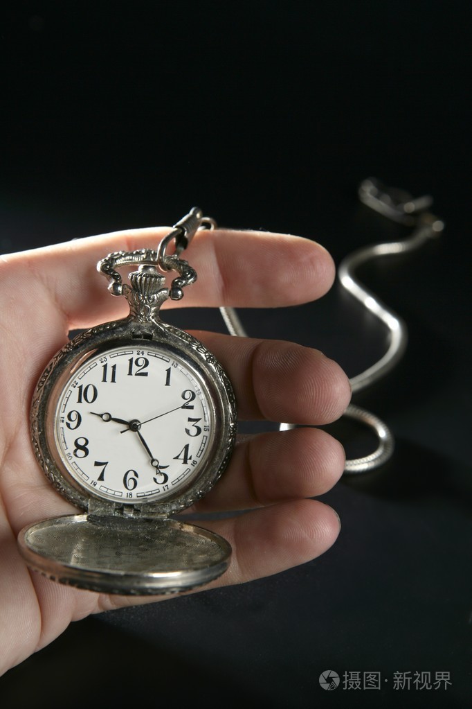 老银口袋手表时钟在人的手上