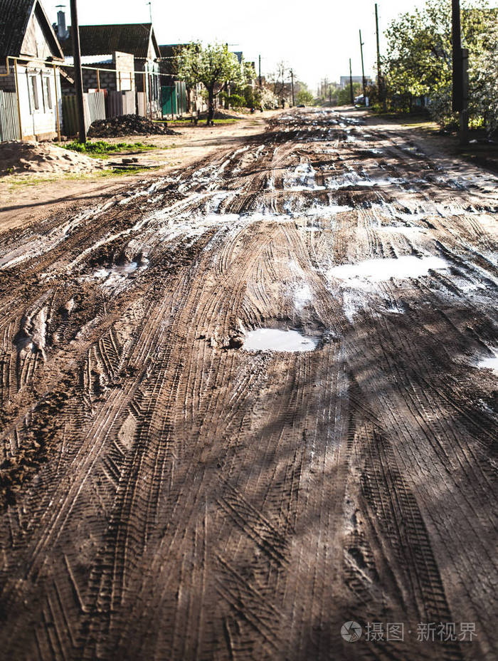 俄罗斯泥泞潮湿的乡间小路.肮脏的深轮胎轨道上的道路