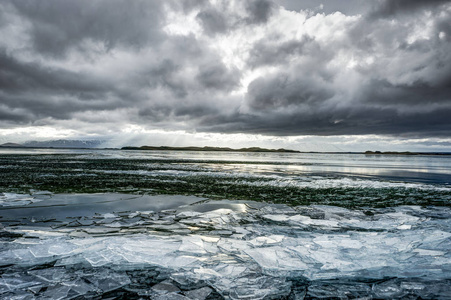 冰雪浮冰的冬季景观冰冻湖泊集成电路