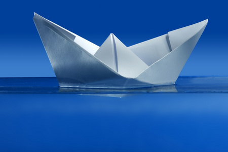 纸船蓝色真正水上浮动