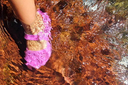 女孩水尺粉红色中河流红底鞋图片