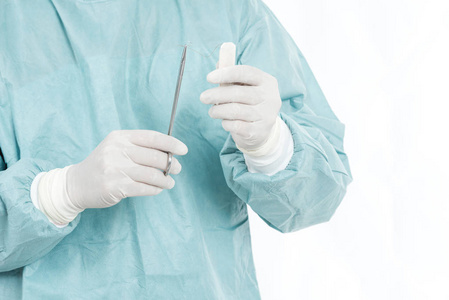职业医学职业概念。中国外科医生在40s 中用口罩头发帽手套外科医生布隔离成白色。手持手术剪刀