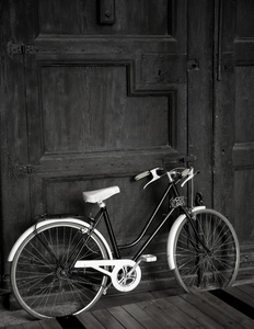 岁复古黑色自行车 大木门 黑色和白色