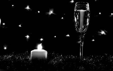 香槟用的高酒杯良好的新年精神。蜡烛和 ch