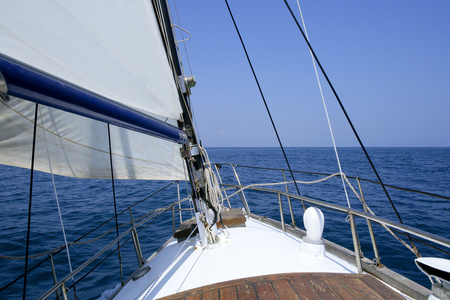 地中海海域上空与旧帆船帆船