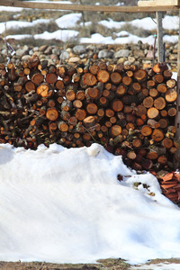 木柴堆积雪冬季户外