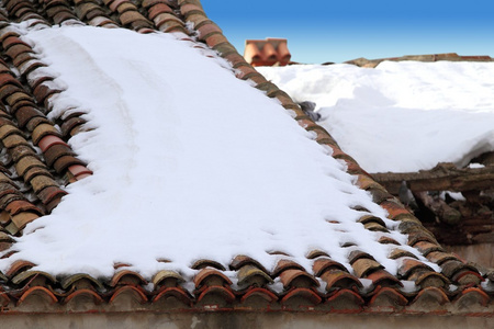 老年用粘土屋顶瓦下雪的冬天雪下