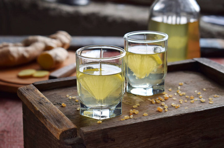 姜黄色背景自制的姜酊或啤酒的木制背景.质朴的风格.