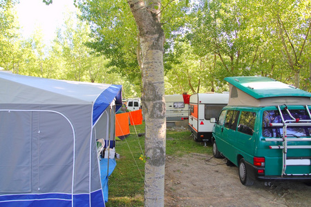 在绿树户外野营帐篷旅行车