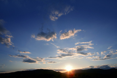 蓝红色夕阳天空背景