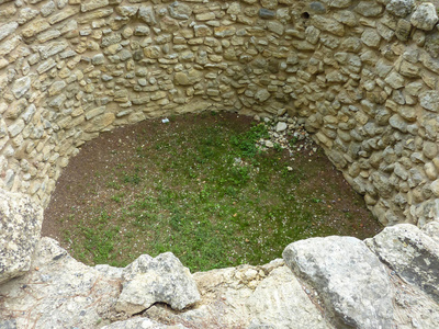 克里特岛, 希腊2017年11月 坑为牺牲, 被放置与石头, 克诺索斯宫殿的西部庭院