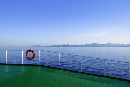 绿色船甲板与伊维萨岛山