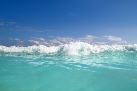 绿松石的蓝色波浪加勒比海水泡沫