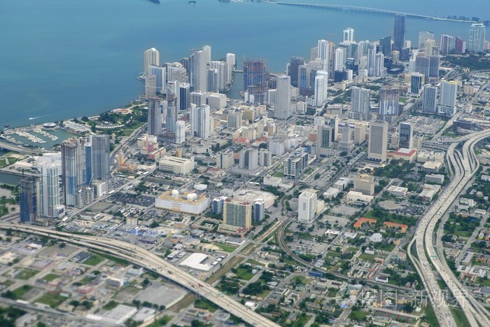 迈阿密市市中心鸟瞰图蓝色海