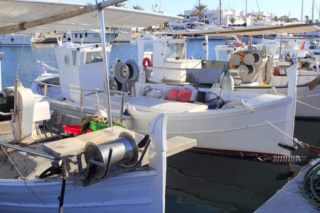 传统 menorquina fisherboats 福门特拉岛港口