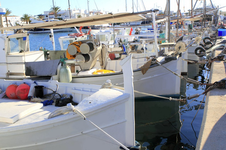 传统 menorquina fisherboats 福门特拉岛港口