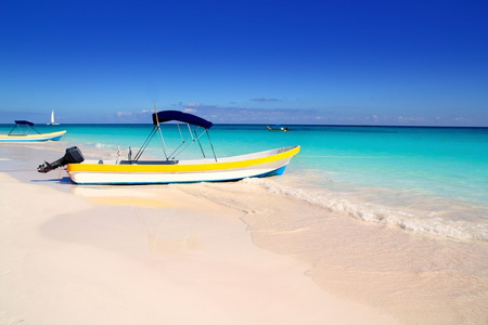 小船热带海滩完美的加勒比夏天