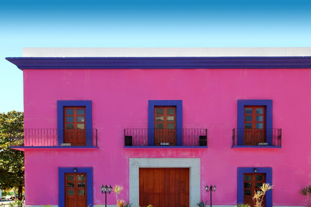 墨西哥粉红房子外立面木门